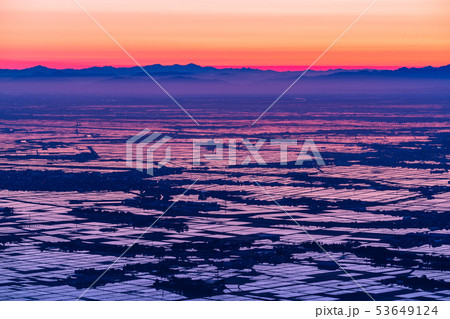 《新潟県》越後平野の夜明け・水鏡の田園風景 53649124