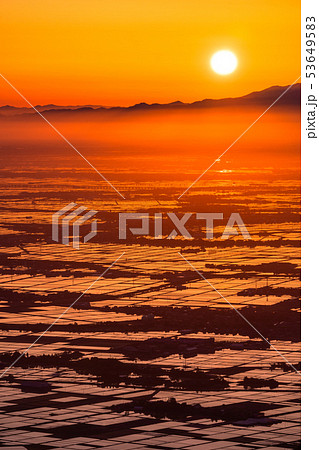 《新潟県》越後平野の夜明け・水鏡の田園風景 《新潟県》越後平野の夜明け・水鏡の田園風景 53649583