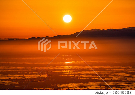 《新潟県》越後平野の夜明け・水鏡の田園風景 53649588