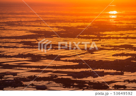 《新潟県》越後平野の夜明け・水鏡の田園風景 《新潟県》越後平野の夜明け・水鏡の田園風景 53649592