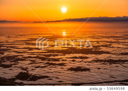 《新潟県》越後平野の夜明け・水鏡の田園風景 53649598