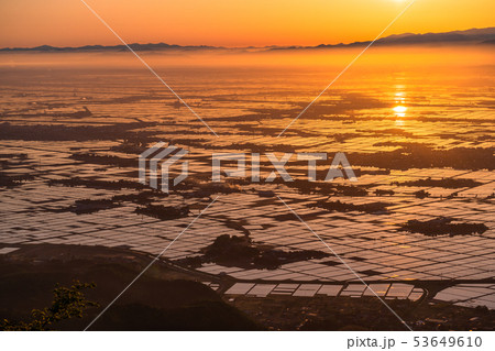 《新潟県》越後平野の夜明け・水鏡の田園風景 53649610