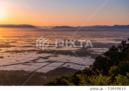 《新潟県》越後平野の夜明け・水鏡の田園風景 《新潟県》越後平野の夜明け・水鏡の田園風景 53649614