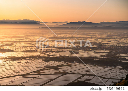 《新潟県》越後平野の夜明け・水鏡の田園風景 《新潟県》越後平野の夜明け・水鏡の田園風景 53649641