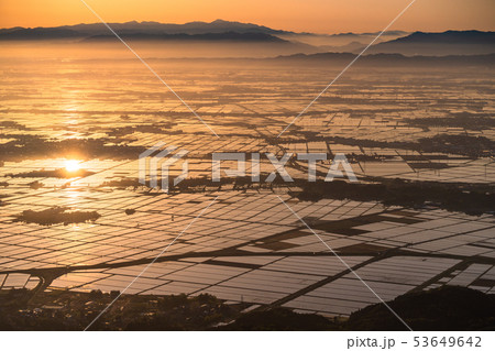 《新潟県》越後平野の夜明け・水鏡の田園風景 《新潟県》越後平野の夜明け・水鏡の田園風景 53649642
