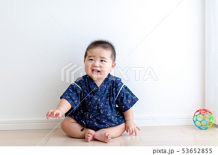 お座りする5ヵ月の赤ちゃん お座りする5ヵ月の赤ちゃん 53652855
