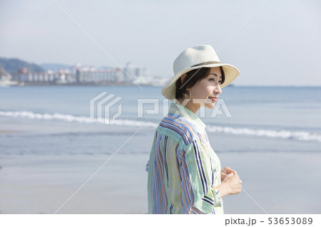 女性 海 日差し 女性 海 日差し 53653089