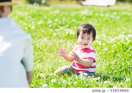芝生に座る乳児 53654660