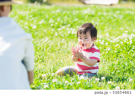 芝生に座る乳児 53654661