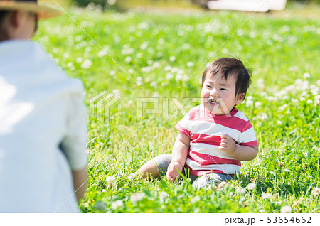 芝生に座る乳児 53654662