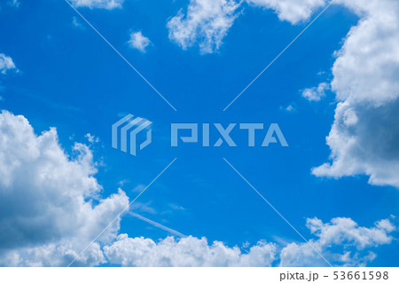 【写真素材】 青空　空　雲　初夏の空　背景　背景素材　6月　コピースペース 53661598