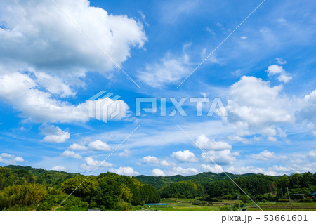 【写真素材】 青空　空　雲　初夏の空　背景　背景素材　6月　コピースペース　 53661601