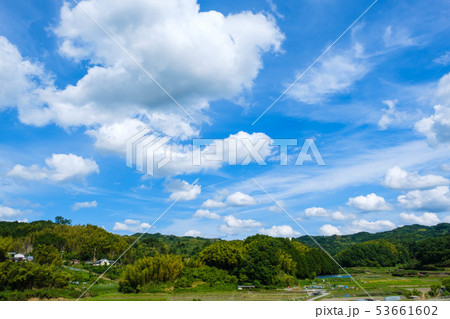 【写真素材】 青空　空　雲　初夏の空　背景　背景素材　6月　コピースペース　 53661602