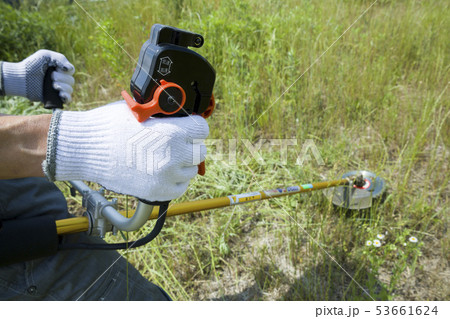 草刈り、除草イメージ　草刈りをする男性手元 53661624