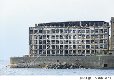 長崎 海から見た軍艦島 端島小中学校跡の写真素材