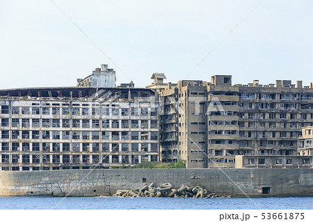 長崎_海から見た軍艦島_端島小中学校跡 53661875