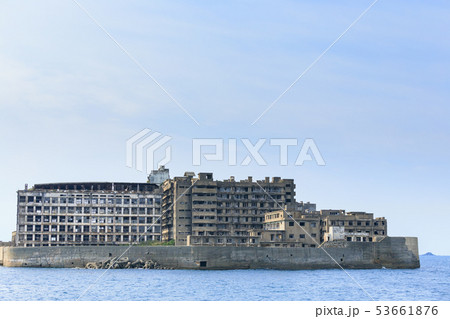 長崎 海から見た軍艦島 端島小中学校跡の写真素材