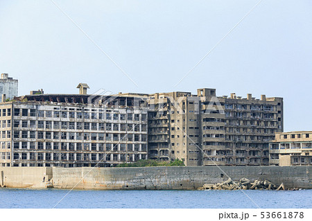長崎_海から見た軍艦島_端島小中学校跡 53661878
