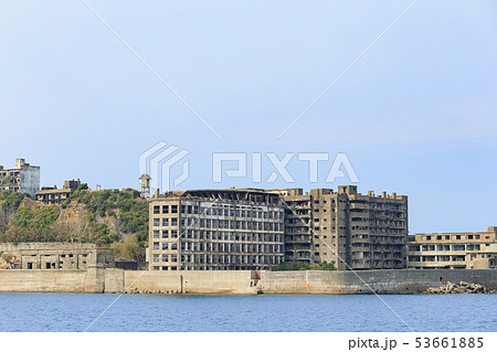 長崎_海から見た軍艦島_端島小中学校跡 53661885