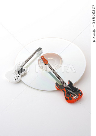 ギターとベースとCD ギターとベースとCD 53663227