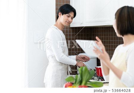 夫婦で料理 53664028
