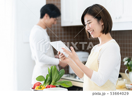 夫婦で料理 53664029
