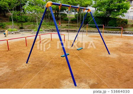 公園遊具・新しいブランコ 53664030