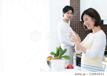 夫婦で料理 53664031