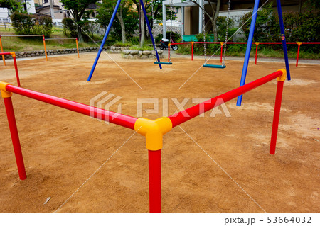 公園遊具・新しいブランコ 53664032