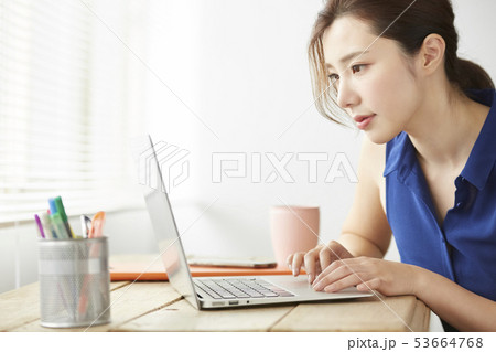 女性　ビジネス 53664768