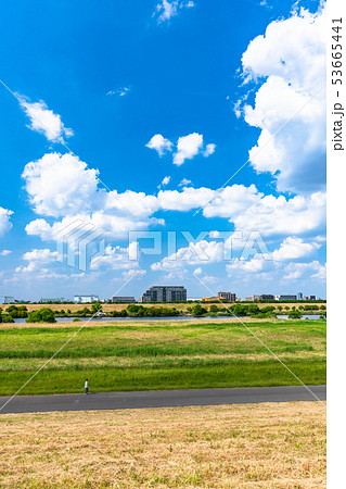 初夏の大空・河川敷 53665441