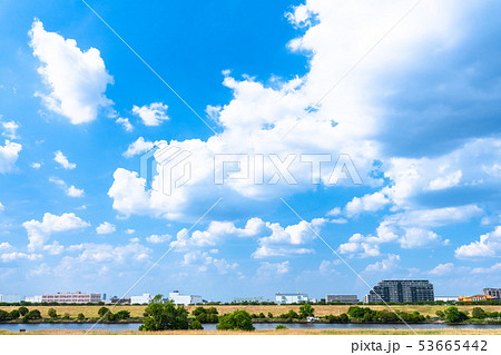 初夏の大空・河川敷 53665442