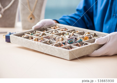 Young jeweler working in his workshop 53665930