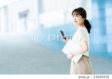女性社員　ビジネスウーマン  ビジネスイメージ  パソコンを使う女性　働く女性 53666936
