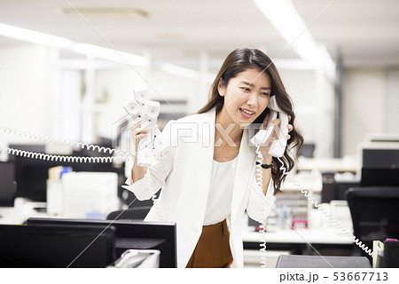 ビジネスシーン　電話　問い合わせ　クレーム対応 53667713