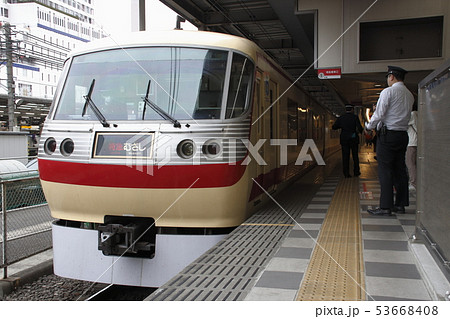 池袋駅に停車中の西武特急むさし号（クラシック色） 53668408