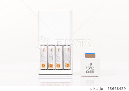 ゴミ箱と充電池と充電器 ゴミ箱と充電池と充電器 53668429