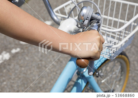 自転車に乗る小学生子供手元 53668860