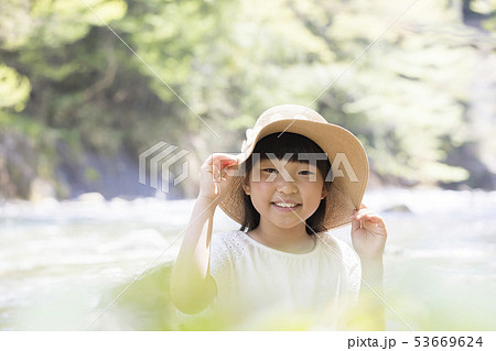 川と白いワンピースを着た少女　夏イメージ　ミネラルウォーター広告イメージ 53669624