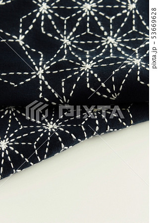 刺し子をした藍染めの布 【白背景】 刺し子をした藍染めの布 【白背景】 53669628