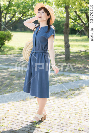 麦わら帽子をかぶった若い女性 新緑 夏 リゾート 麦わら帽子をかぶった若い女性 新緑 夏 リゾート 53670119