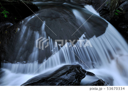 流れる 流す フロー 53670334