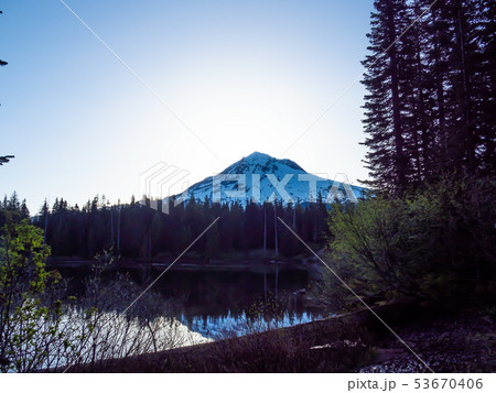 朝焼けの中の雪山 アメリカ オレゴン州 フッド山 の写真素材