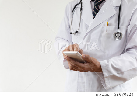 スマホで検索する医師　医療イメージ 53670524