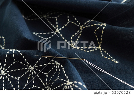 藍染めの布に刺し子をする　【刺し子針】 53670528