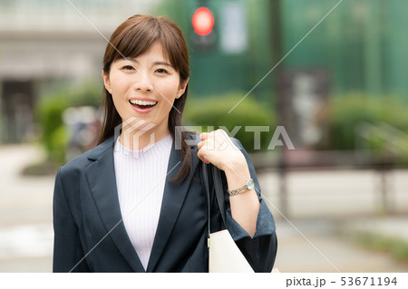 オフィス街のビジネスウーマン 東京 都会 日本人女性 オフィス街のビジネスウーマン 東京 都会 日本人女性 53671194