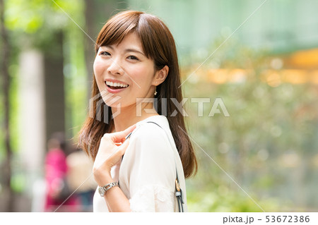街角の若い女性 東京 都会 日本人 ビジネスウーマン 街角の若い女性 東京 都会 日本人 ビジネスウーマン 53672386