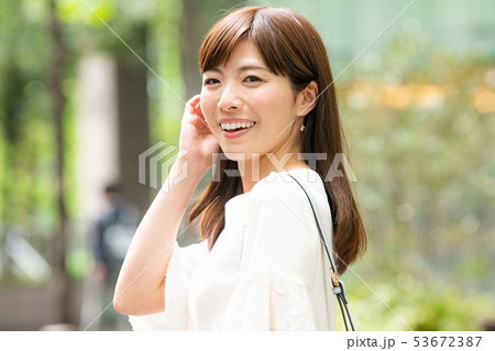街角の若い女性 東京 都会 日本人 ビジネスウーマン 街角の若い女性 東京 都会 日本人 ビジネスウーマン 53672387