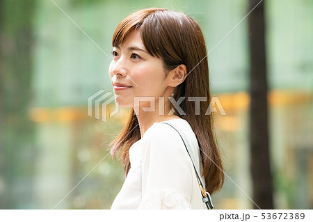 街角の若い女性 東京 都会 日本人 ビジネスウーマンの写真素材