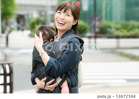 ワーキングマザー 通勤 育児 親子 日本人女性 53672568